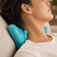 Almohada de tracción cervical en uso, apoyada en el cuello